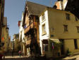 Chinon : la ville : maison à pan de bois avec balcons