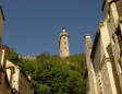 Chinon : la ville, vue sur la tour de l'horloge depuis une rue de la ville