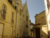 Chinon : la ville, passage étroit entre maisons