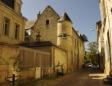 Chinon : la ville, rue bordée de maison dont une avec tour