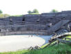 Grand : vue d'ensemble des gradins de l'amphithéâtre