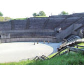 Grand : vue d'ensemble des gradins de l'amphithéâtre