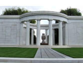 cimetière de Saint Mihiel : mémorial avec colonnades au centre , chapelle à gauche et musée à droite