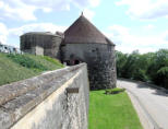 Langres : fortifications,remparts-tours de Navare et d'Orval