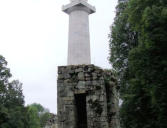 Montfaucon d'Argonne : ruine et colonne