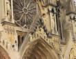 Reims : la cathédrale-détails du haut du portail central vue1