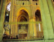 Reims : la cathédrale-vue de la nef depuis le bas côté