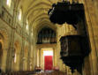 Langres : cathédrale Saint-Mammès-l'orgue et la chaire vue depuis l'autel