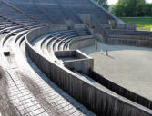 Grand : gradins et tibune de l'amphithéâtre