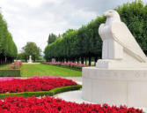 cimetière de Saint Mihiel : statue d'aigle et parterres fleuris