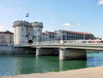 Verdun : la porte chaussée vue depuis les quais