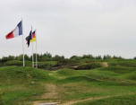 Douaumont : le fort-drapeaux sur champ de bataille