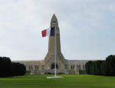 cimetière de Fleury devant Douaumont dit l'Ossuaire de Douaumont-l'ossuaire et le drapeau