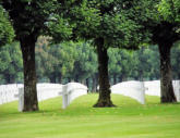Romagne sous Montfaucon : le cimetière américain-arbres et tombes