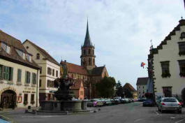 Soultz-église Saint Leger de Guebwiller-place avec fontaine
