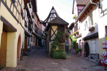 Eguisheim-deux rues pavées-maisons colorées