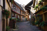 Eguisheim-rue pavée-maisons colorées à colombages