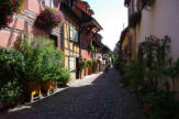 Eguisheim-rue pavée-maisons colorées 9