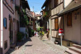 Eguisheim-rue pavée-maisons colorées 6