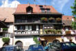 Eguisheim-maisons mitoyennes à balcons fleuris