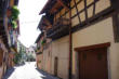 Eguisheim-rue pavée-maison aux  tonneaux