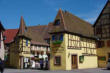 Eguisheim-maisons jaune d'un commerce de vin