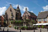 Eguisheim-place avec fontaine et fleurissement