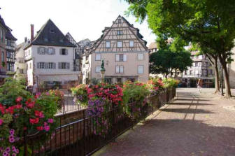 Colmar-maisons et fleurs dans le quartier des tanneurs