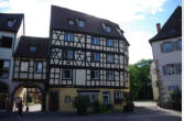 Colmar-maison jaune et blanche à pans de bois