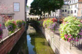 Colmar-la petite Venise-canal-barrières et fleurs