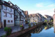 Colmar-canal-pont fleuri-maisons à colombages