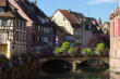 Colmar-la petite Venise-canal-pont fleuri-maisons à pans de bois