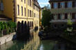 Colmar-la petite Venise-visiteurs en barque sur le canal