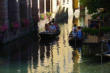 Colmar-la petite Venise-deux barques de visiteurs sur le canal