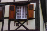 Turckheim-décor bois sous une fenêtre