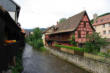 Kaysersberg-grande maison de couleur rouge au bord d'un canal