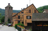 Kaysersberg-maison à colombages de couleur et tour médiévale