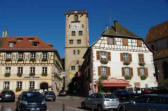 Ribeauvillé-la tour des bouchers entre deux habitations