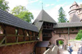 Château du Haut Koenigsbourg-chemin de ronde en bois-cour intérieure