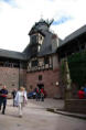 Château du Haut Koenigsbourg-la basse cour et le moulin sur la tour d'angle