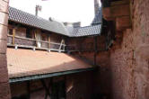 Château du Haut Koenigsbourg-toits et galeries dans cour intérieure