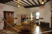 Château du Haut Koenigsbourg-salle à manger-armoire-table-chaises plafond