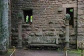 Château du Haut Koenigsbourg-banc en pierre dans le jardin