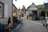 Châtenois-rue bordée de maison à colombages menant à la tour des sorcières