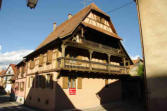 Dambach la Ville-maison avec pan de bois et balcons à l'étage