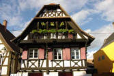 Dambach la Ville-maison à pan de bois avec balcon fleuri