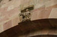 Andlau-abbatiale Sainte-Richarde-relief au dessus du porche