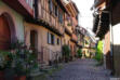 Eguisheim-rue pavée-maisons colorées à pans de bois 