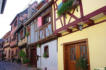 Eguisheim-rue pavée-maisons colorées 5 à colombages