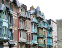 Différentes couleurs de façades de maisons particulières 7